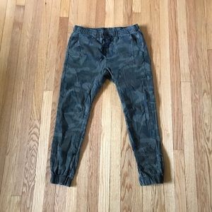 Bullhead Joggers w/ Camo Print